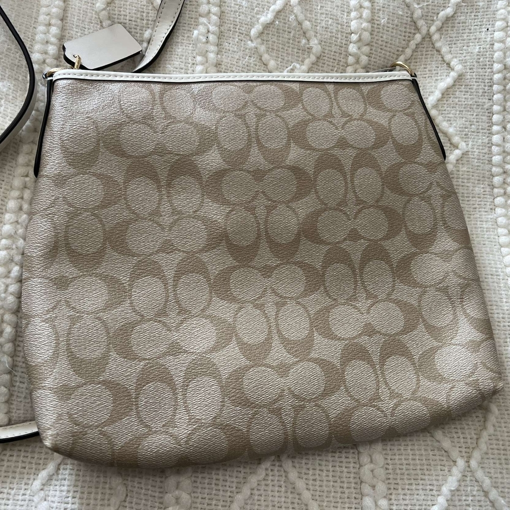 🚨 perfect gift alert! ❤ Never used Coach bag!